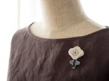 Little Flower＊ビーズ刺繍ブローチ（white＆blue）│スノーホワイトとブルーの小さなお花│ポピーの画像