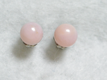 ピンクオパールのスタッドピアス（6mm・チタンポスト）