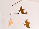 スズメと蝶の木製モビールの画像