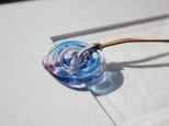 蜻蛉玉の革紐ネックレス〈波紋／青×ピンク〉／2019-22の画像