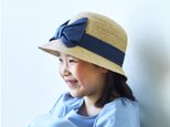Mina ミーナ ラフィア 子供用 前リボン 女優帽 54cm ナチュラル×ネイビー [UK-H011-MINV54]の画像