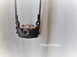 革のミニカメラネックレス・黒×カーキの画像
