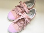 リボン風の太目な靴紐がポイント！桜パステルピンクのバイカラースニーカー