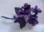 濃い紫色のスミレコサージュの画像