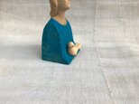 鳥を放す人の画像