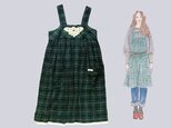 チェックのエプロンドレスの画像
