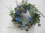 碧い花と雪柳のwreathの画像