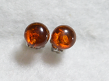 （１点もの）バルティックアンバーのスタッドピアス・6mmライトコニャック（チタンポスト）