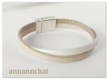 【ヨーロッパ製本革　ベージュ＆パールホワイト）二連クロスブレスレット】白　マグネット留め