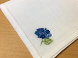 青い本紫陽花｜薄手生地の手刺繍ハンカチの画像