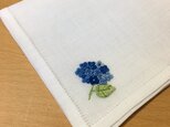 青い本紫陽花|薄手生地の手刺繍ハンカチの画像