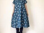 ステッチ刺繍調＊草花柄のフレアワンピース＊やわらかダブルガーゼ＊国産コットン100％＊半袖＊ポケット付き＊フォレストグリーンの画像