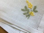 繊細顔のミモザ|薄手生地の手刺繍ハンカチの画像