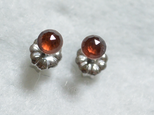 モザンビークガーネット・ローズカットのピアス（4mm・チタンポスト）