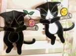 ぶ～らぶ～ら白黒猫のステンドグラスオーナメントの画像