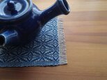 藍模様手織りの花瓶敷の画像