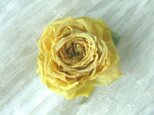 黄色の巻き薔薇 * 2種のシルク製 * コサージュの画像