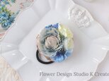 ダスティブルーのラナンキュラスとカーネーションのヘアゴム　お花　ヘアゴム　髪飾り　ヘアアクセサリー　水色　ブルーの画像