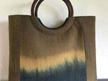 ぼかし染め紬帯地の手提げ　丸い木の手