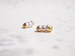小さな三つ子パールのピアス＜金箔とパールのスタッドピアス＞