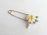 白花たんぽぽのストールピン ( つまみ細工*受注制作 )