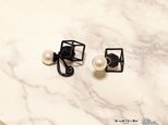 Cube catch pierce black×pearl（片耳販売）の画像