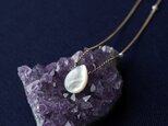 白蝶貝のペアシェイプカット・淡水真珠を編み込んだセミロング50cmネックレス　～Dominikaの画像