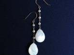 14KGF白蝶貝を真珠で紡いだロングピアス　～Perrineの画像