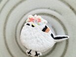 花冠とシマエナガ刺繍ブローチ【受注製作】の画像