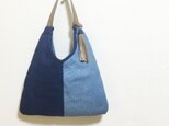 青色二色のジュートかばんの画像