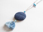 藍染め手織り布ペンダント　つなぎ糸の布のくるみボタン　藍染め糸のタッセル付の画像