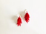 ケイトウのピアス/赤色（かぎ針編み・レース糸）の画像