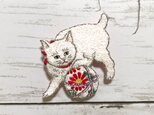 手刺繍浮世絵ブローチ＊高橋弘明（松亭）「毬と遊ぶ白猫、黒猫」よりの画像