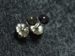 （１点もの）ブラックオパールのスタッドピアス（4mm・チタンポスト）