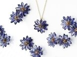 ☆アイオライトの花びらによるヤグルマギクの45cmネックレス　～Cornflowerの画像