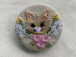 猫のトラちゃんと小花　刺繍のブローチ　丸　リネン　50ﾐﾘの画像