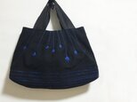 青い糸刺繍の黒いかばんの画像