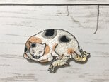 手刺繍浮世絵ブローチ＊歌川国芳「猫飼好五十三疋・白須賀」の猫の画像