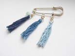 Japan blue　藍染糸タッセル３連ブローチ (空色のガラスビーズ付き)の画像