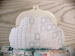 白い刺繍生地のがまぐち(がま口)の画像