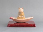 木彫り 蓮弁にのった袈裟を着た座禅猫　猫仏1928の画像
