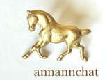 【アメリカ製　馬（約34㎜）真鍮　ピンブローチ】干支　2026　ゴールドカラー　男性にも　乗馬　ワンポイント