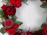 クリスマス　赤いバラの冬のリースの画像