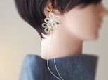 飾り結びかたっぽイヤーカフ「発色ス、夢」（白×アイボリー）【軽量和風】浴衣・着物・日常使いに。