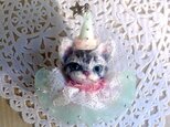 猫ピエロのブローチの画像