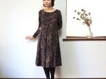 【受注制作】アーミッシュ風シンプルワンピース◇ボタニカル柄ダークベージュ・ブラック地 *厚手生地*（デニム調素材）の画像