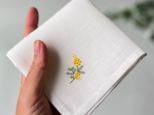 「特集掲載」繊細顔のミモザ｜手刺繍＆手仕立てのソフトリネンハンカチの画像