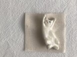 のびのび猫のブローチ（白猫ウインク）の画像