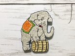 手刺繍浮世絵ブローチ＊歌川政信「世界第一チャリネ大曲馬」の象の画像