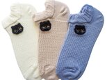 ふわふわ黒猫かごめちゃん刺繍のシルク混ワッフル編み靴下の画像